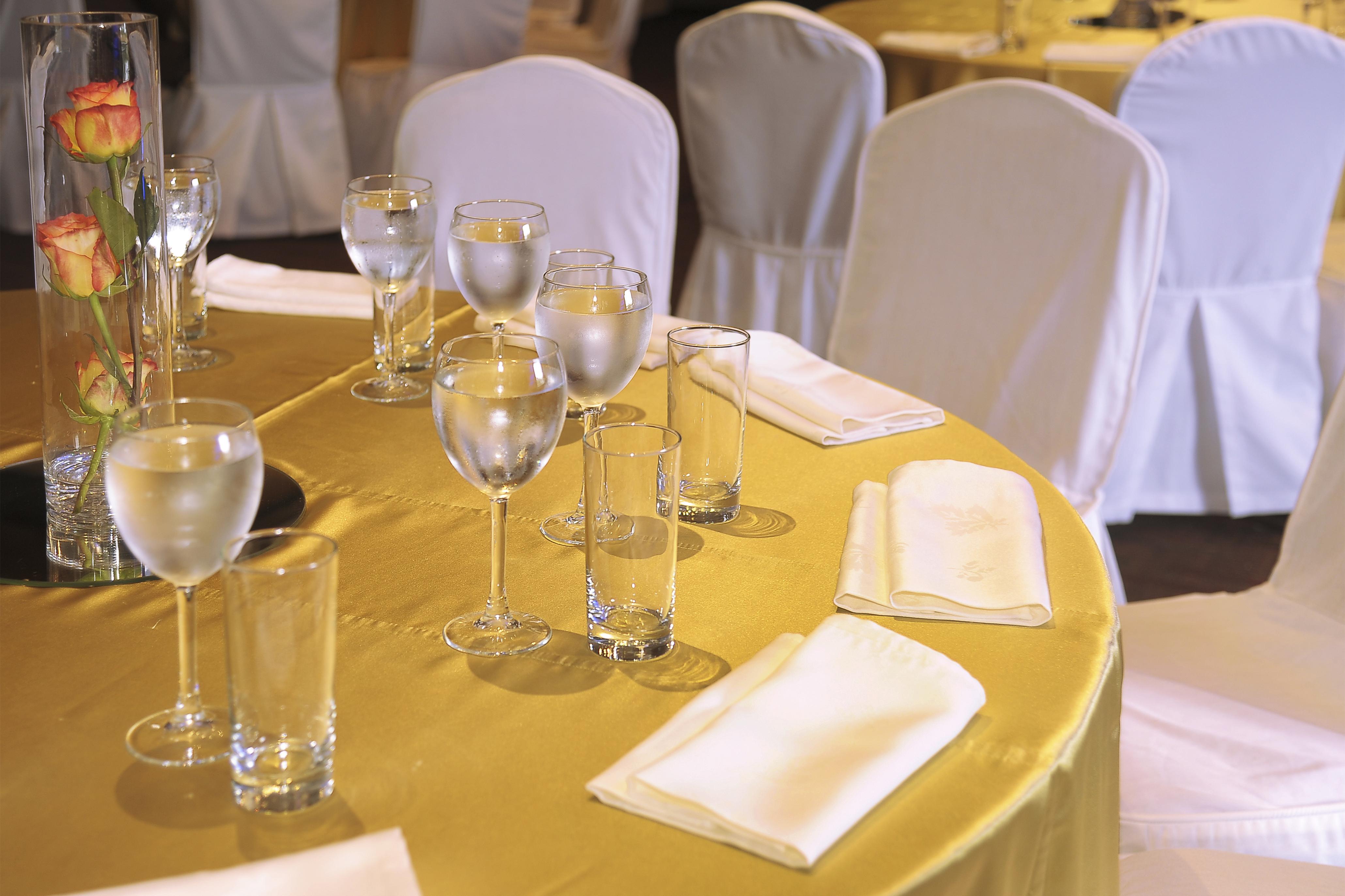 Enjoy Vina Del Mar Hotel Ngoại thất bức ảnh A table set for a formal dinner