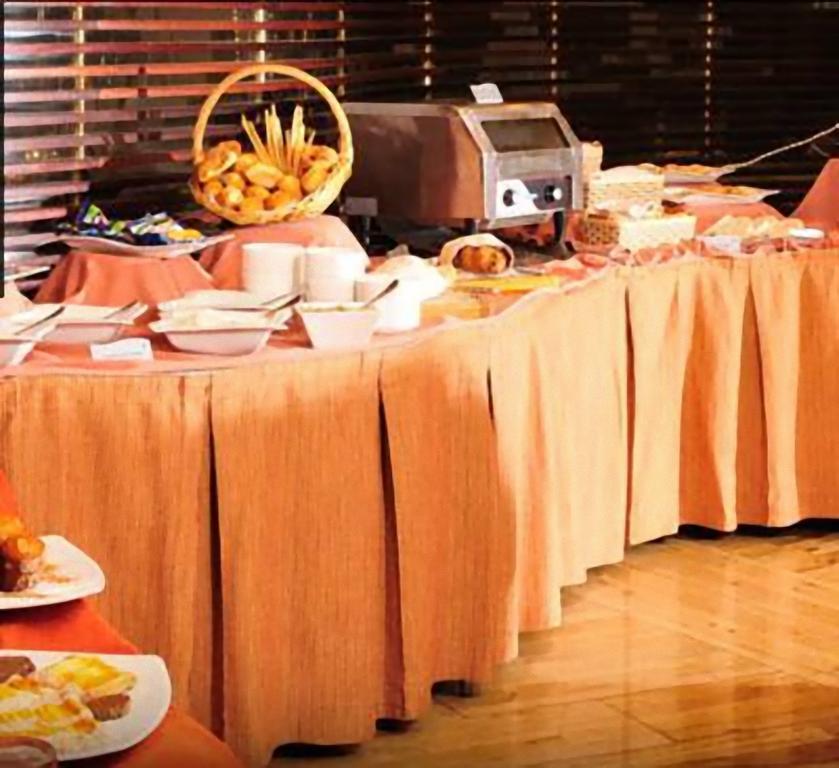 Enjoy Vina Del Mar Hotel Ngoại thất bức ảnh A table with a table skirting