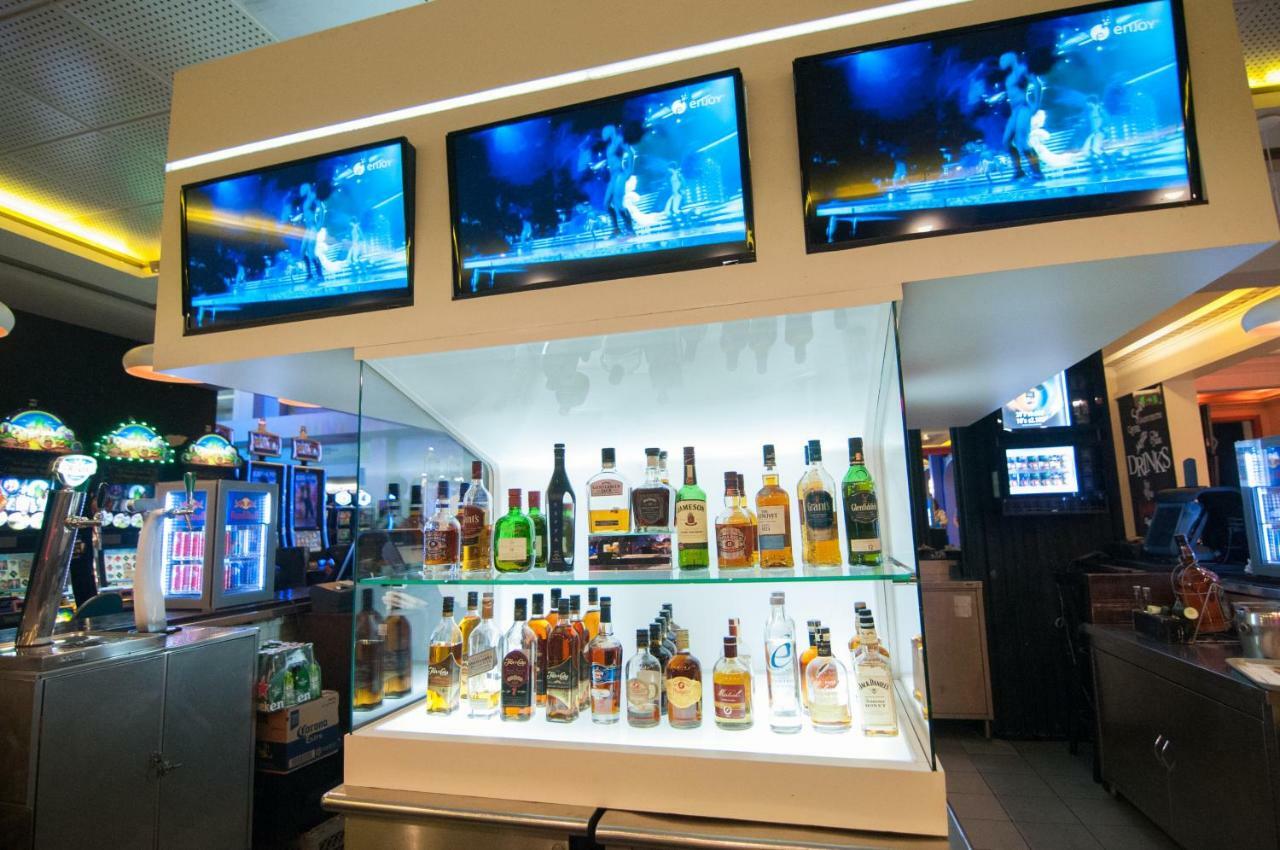Enjoy Vina Del Mar Hotel Ngoại thất bức ảnh The bar at the 2014 FIFA World Cup